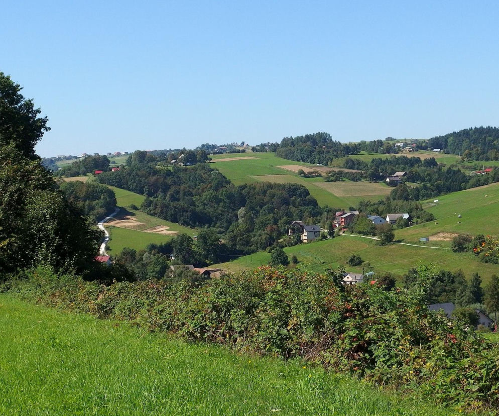 Jej nazwę wyjaśnia lokalna legenda. To jedna z najpiękniejszych wsi w Małopolsce