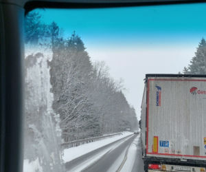 Atak zimy w Podlaskiem. Śnieżyca, śliskie drogi, wypadki 