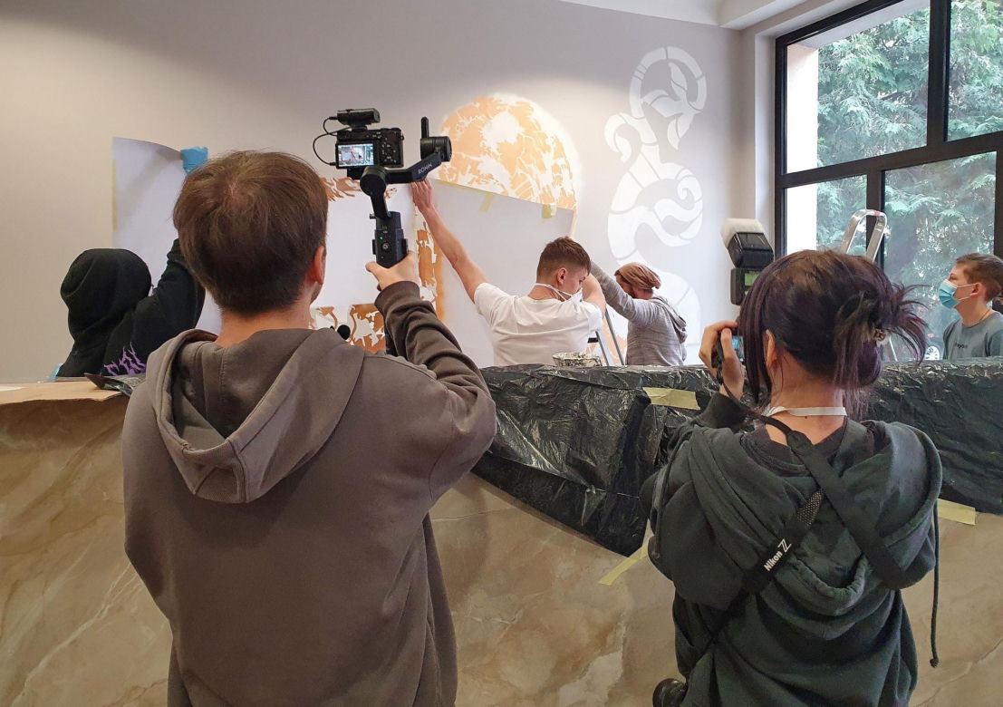 Uczniowie ZSP nr 1 stworzyli mural na ścianach szkoły. Grafika przedstawia patrona placówki
