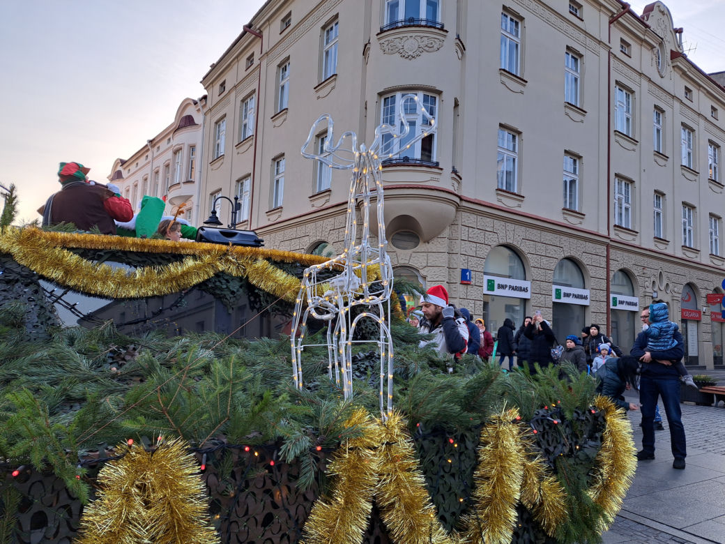 Parada Św. Mikołaja w Rzeszowie. Tłumy dzieci na spotkaniu ze Świętym na Rynku