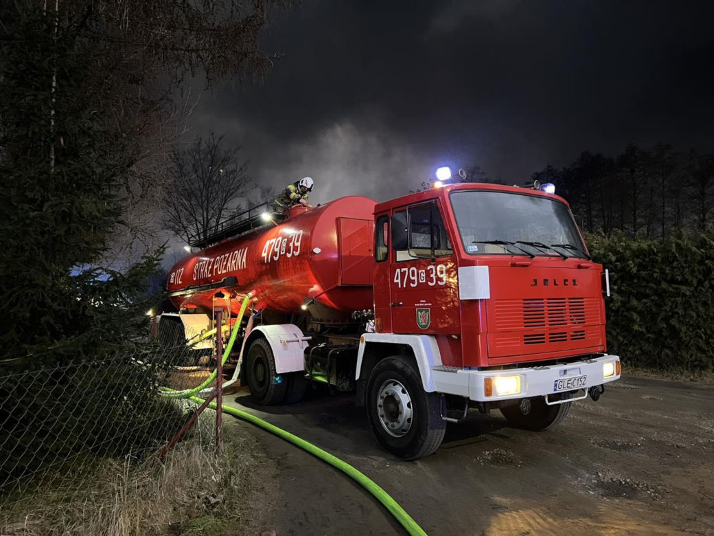 Ogromny pożar w Kaninie. Płonie zakład meblarski, na miejscu pracuje 100 strażaków