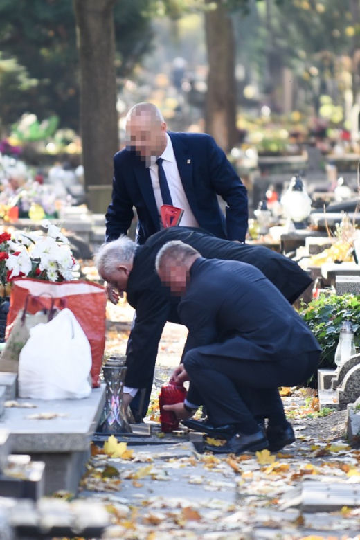 Limuzyną na grób matki. Jarosław Kaczyński 