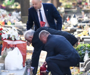 Limuzyną na grób matki. Jarosław Kaczyński 