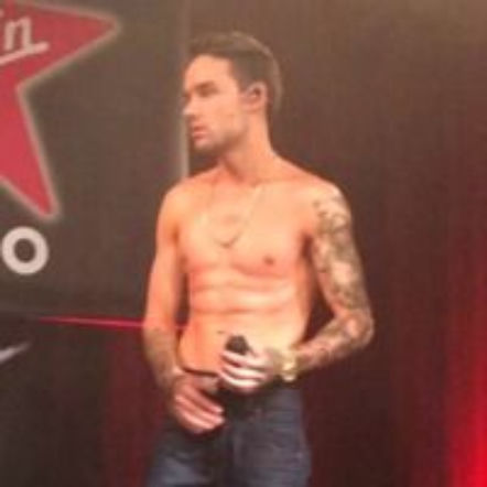 Liam Payne bez koszulki śpiewa Strip That Down [VIDEO]