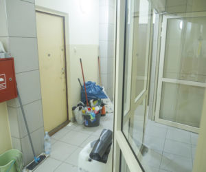 Udało się wejść do zaśmieconego mieszkania na Gocławiu. Wielkie sprzątanie