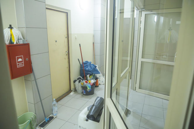 Udało się wejść do zaśmieconego mieszkania na Gocławiu. Wielkie sprzątanie