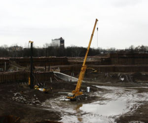 Na palach i kolumnach żwirowych stanie konstrukcja przyszłego stadionu.
