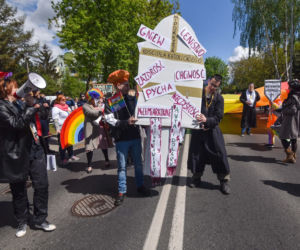 Happening pt. Na drugi koniec tęczy z Ojcem Tadeuszem. Chryja 2