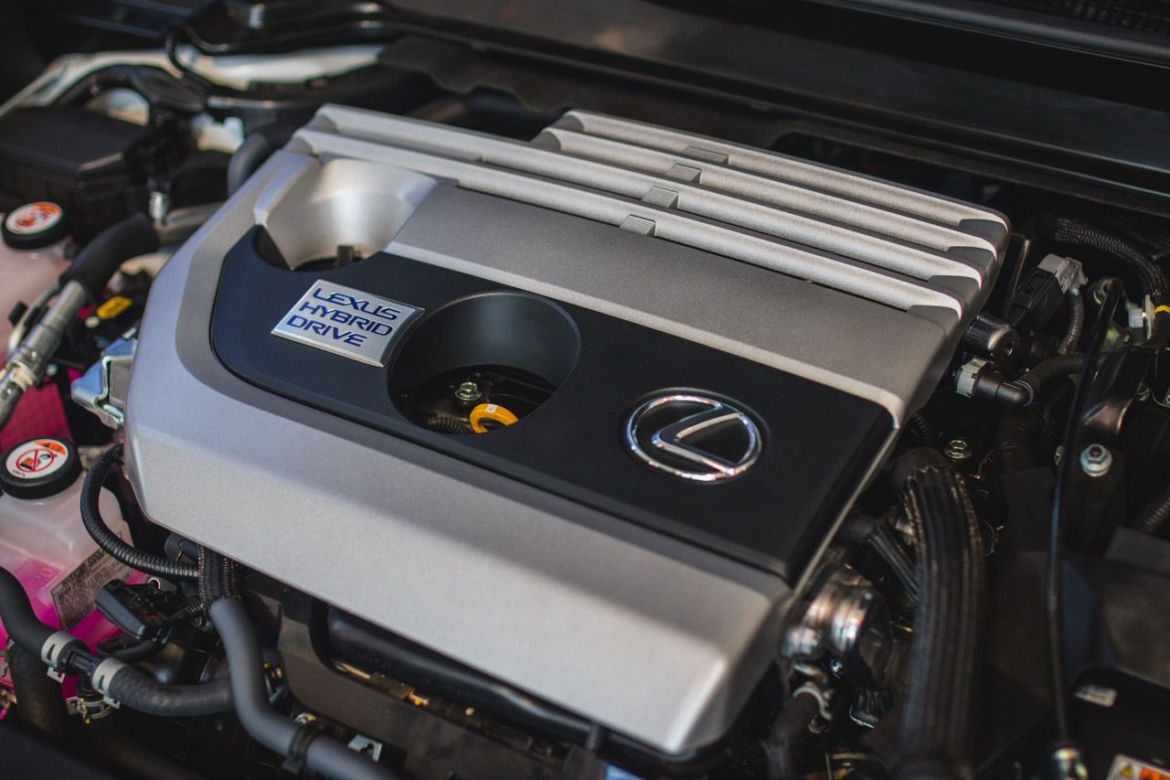 Lexus UX już w polskich salonach