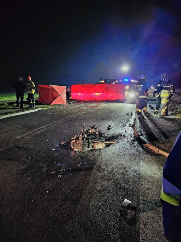 Koszmarny wypadek pod Tomaszowem! 21-latka nie żyje, 4 osoby ranne [ZDJĘCIA]