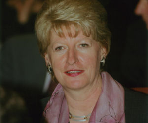 Była pierwszą kobietą na stanowisku premiera III RP. Już po roku złożyła dymisję