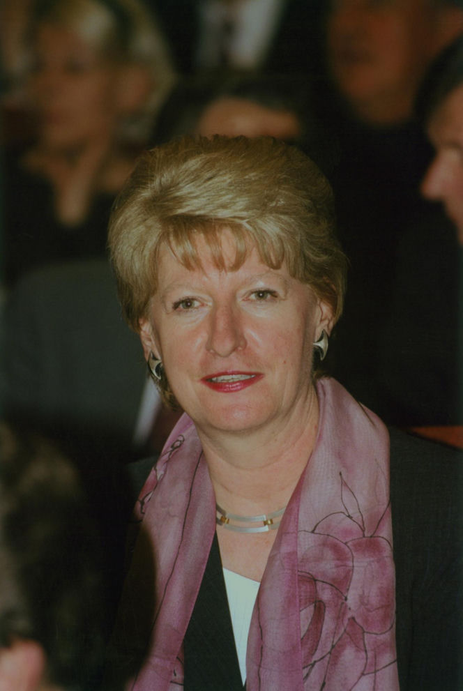 Była pierwszą kobietą na stanowisku premiera III RP. Już po roku złożyła dymisję