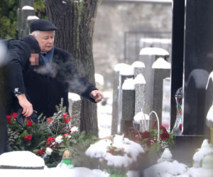 JAROSŁAW KACZYŃSKI NA GROBIE MATKI