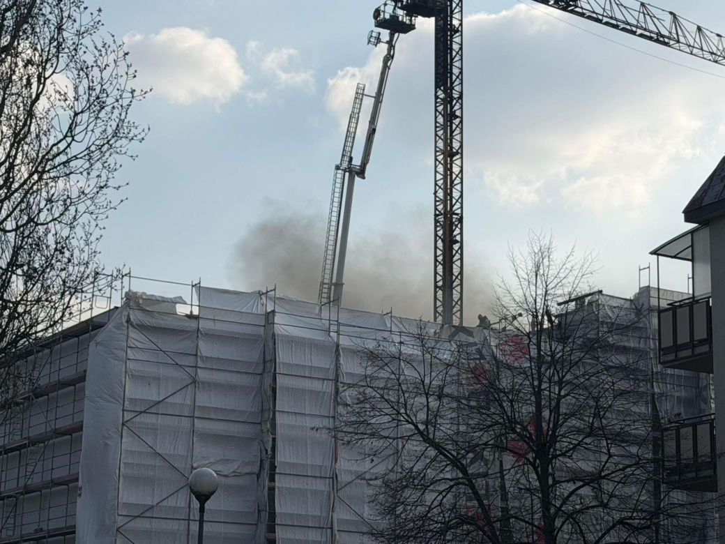 Duży pożar na Białołęce, gęsty dym nad Warszawą. Trwa akcja strażaków! Jedna osoba utknęła w żurawiu