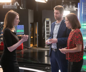 Na Wspólnej odc. 2921. Marta (Joanna Jabłczyńska), Roma (Julia Kamińska), Brycki (Piotr Duda)