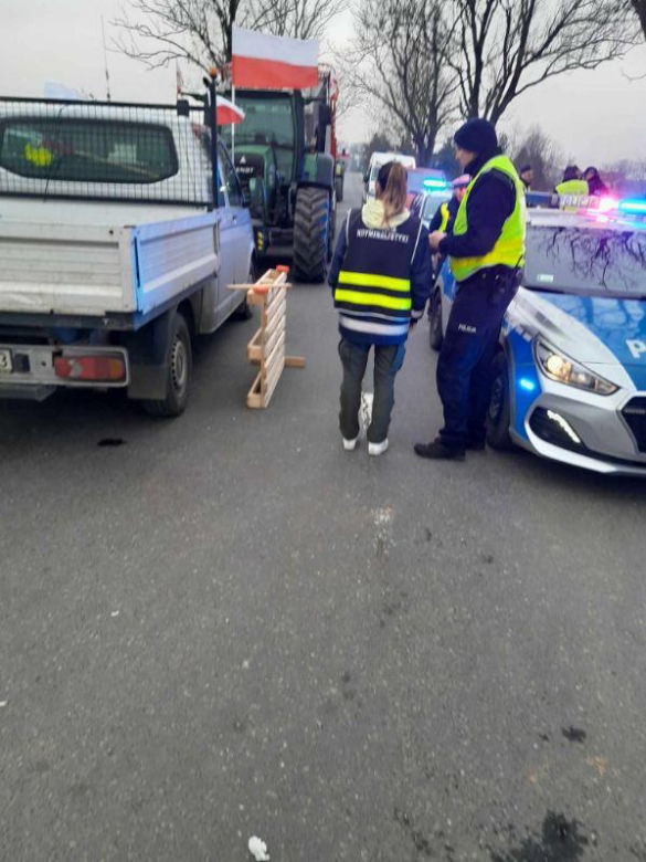 Wypadek podczas protestu rolników pod Brodnicą. Pijana kobieta potrąciła 4 osoby. Policjant w szpitalu