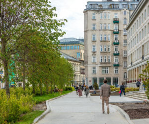 Zieleniec w miejscu parkingu na Placu Trzech Krzyży w Warszawie