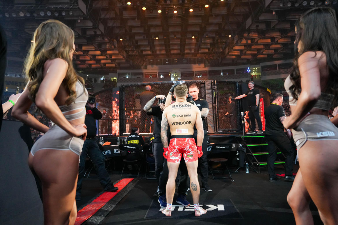 KSW 112. Ring girls