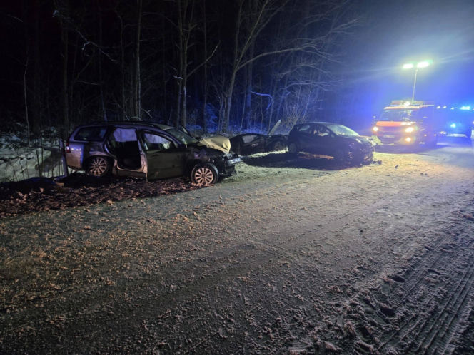 Groźny wypadek w Czarnowcu. Pięć osób rannych, w tym kobieta w ciąży i 7-letni chłopiec