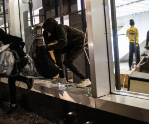 Kradną i strzelają do policji