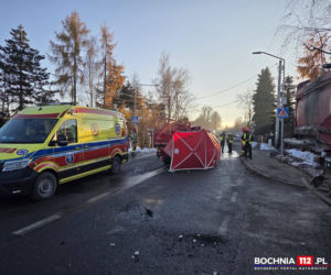 Śmiertelny wypadek w Nowym Wiśniczu. Zderzenie ciężarówki z busem na DW 965. Droga jest zablokowana 