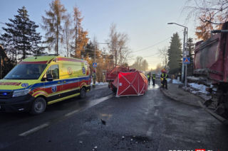 Śmiertelny wypadek w Nowym Wiśniczu. Zderzenie ciężarówki z busem na DW 965. Droga jest zablokowana 