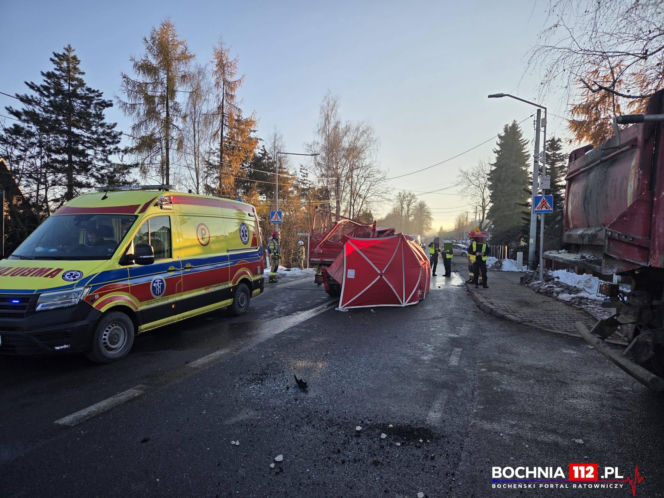 Śmiertelny wypadek w Nowym Wiśniczu. Zderzenie ciężarówki z busem na DW 965. Droga jest zablokowana