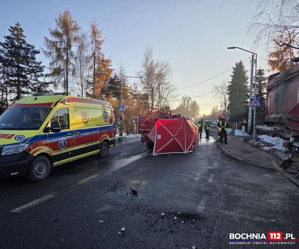 Śmiertelny wypadek w Nowym Wiśniczu. Zderzenie ciężarówki z busem na DW 965. Droga jest zablokowana 