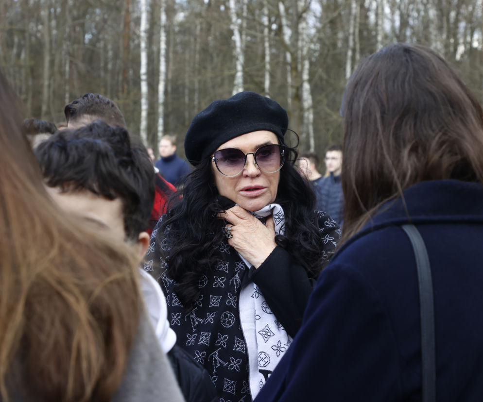 Wizyta na cmentarzu i łzy na mszy świętej. Ewa Krawczyk w pierwszą rocznicę śmierci męża