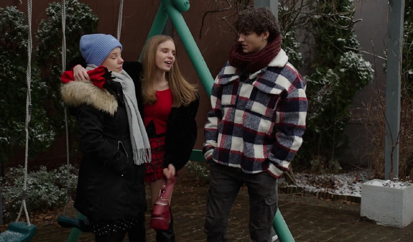 	M jak miłość. Sara (Nadia Smyczek), Lenka (Olga Cybińska), Grzesiek (Borys Wiciński)