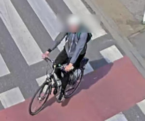 Rowerzysta zaatakował seniorkę