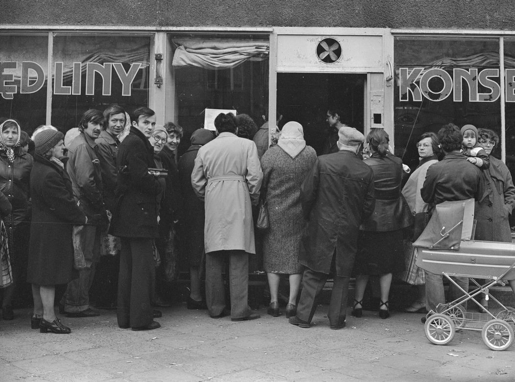 Kolejka przed sklepem mięsnym - 1981 r.