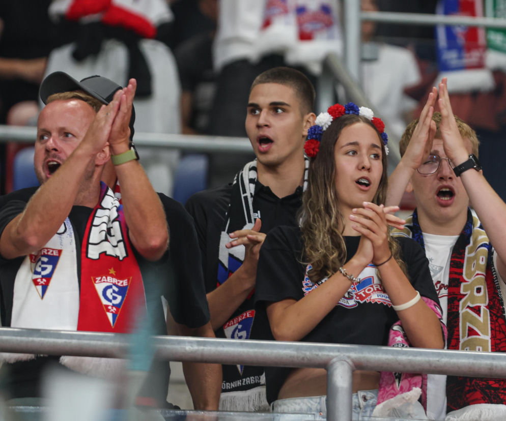 Grupa kibiców Górnika Zabrze klaszcze i dopinguje na trybunach stadionu. O meczu z AS Monaco przeczytasz na Eska Śląskie.