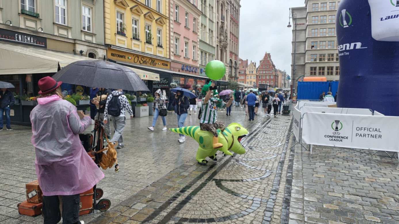 Gorąco przed finałem Ligii Konferencji we Wrocławiu. Tysiące kibiców na Rynku 