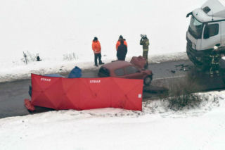 Koszmarny wypadek pod Warszawą. Senior w Seicento wjechał pod ciężarówkę, nie żyje