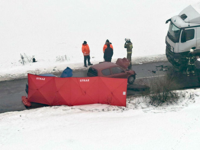 Koszmarny wypadek pod Warszawą. Senior w Seicento wjechał pod ciężarówkę, nie żyje