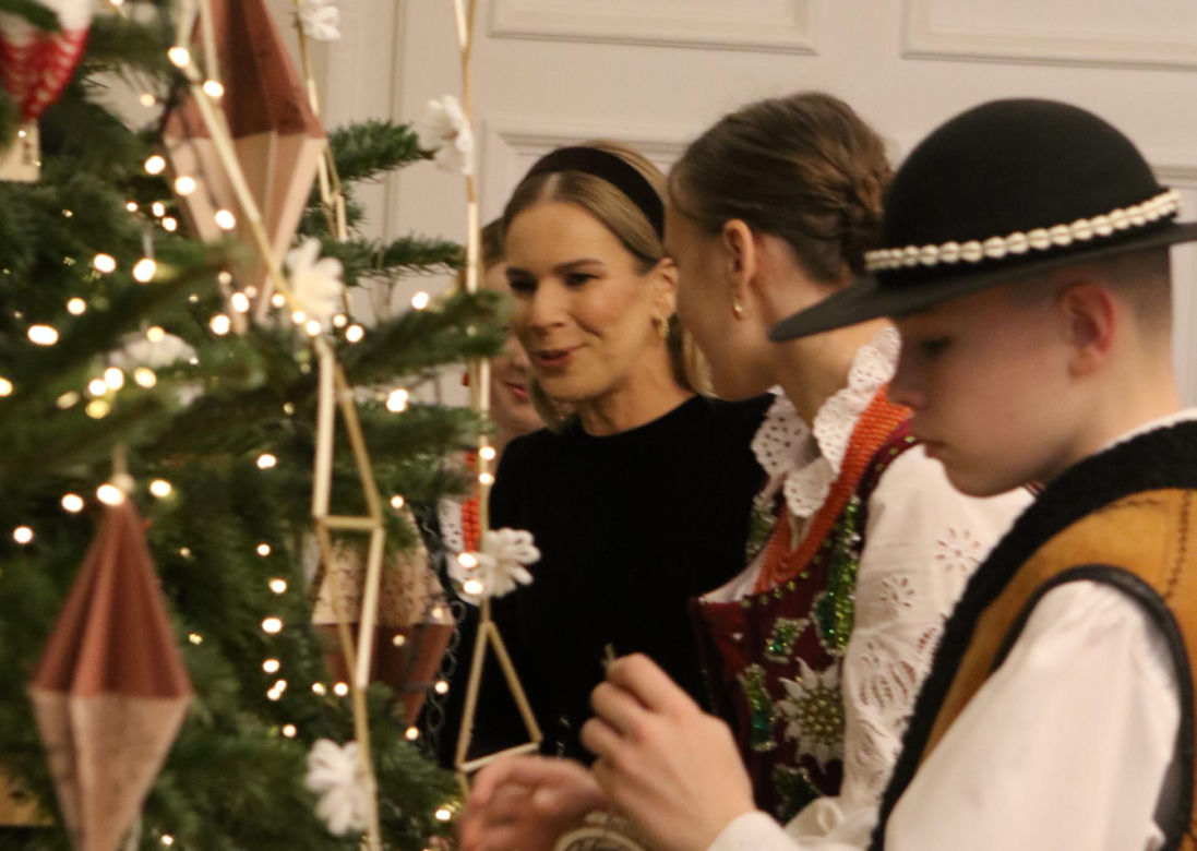 W Pałacu Prezydenckim już święta. Marta Nawrocka z rodziną ubierała choinkę