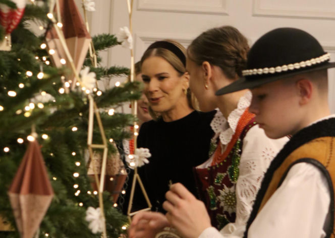 W Pałacu Prezydenckim już święta. Marta Nawrocka z rodziną ubierała choinkę