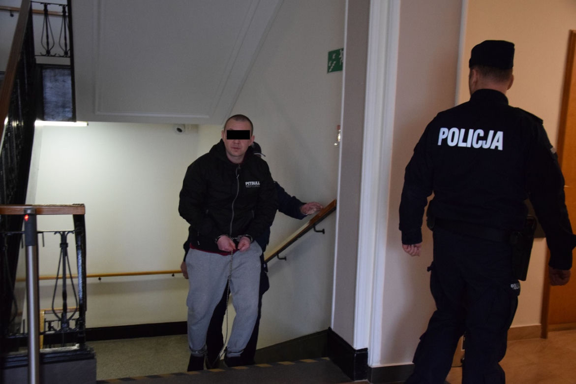 Doprowadzenie Adama Sz. do sądu [GALERIA]
