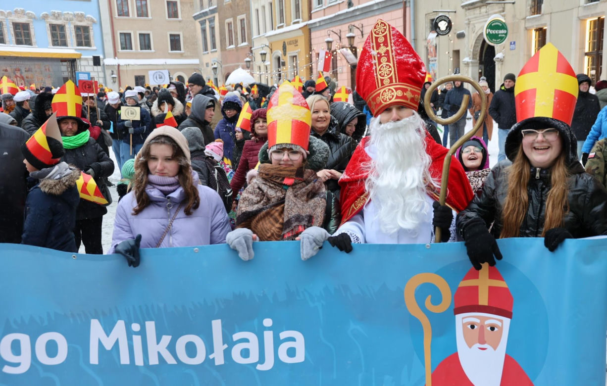 Orszak Świętego Mikołaja 2023 przeszedł przez Lublin. Było śnieżnie i radośnie! 
