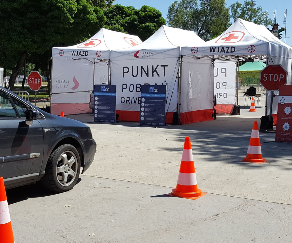 Dzień drive-thru w Lesznie. Na darmowe badania zapisało się ponad 500 osób [GALERIA]