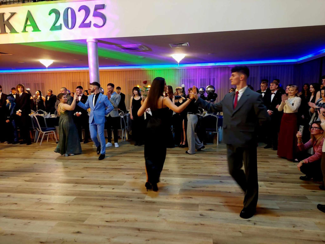 Dwa polonezy na studniówce bydgoskiej Handlówki. W jednym pomogli nauczyciele
