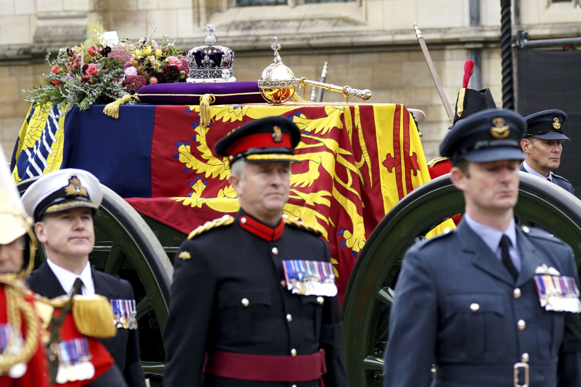 Łzy poddanych i trumna zmierzająca do Westminsteru