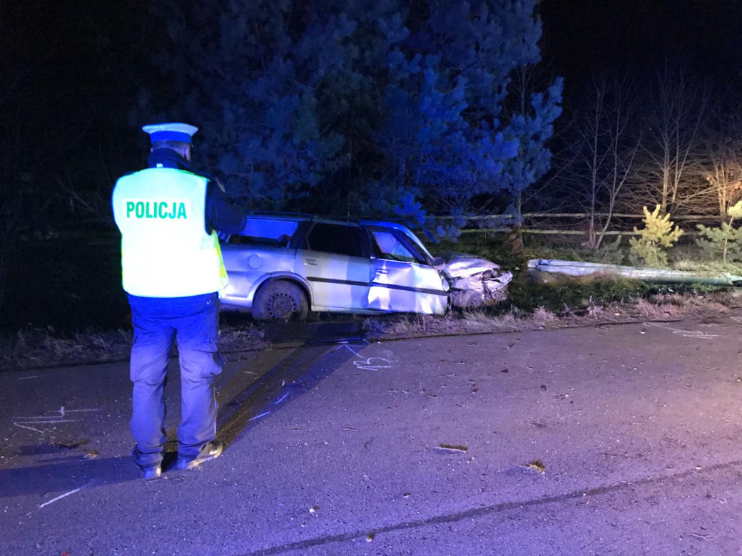 Jechał autem pijany jak bela i wbił się w słup. Jego pasażer ZGINĄŁ na miejscu