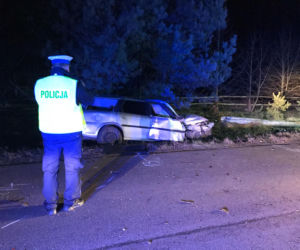 Jechał autem pijany jak bela i wbił się w słup. Jego pasażer ZGINĄŁ na miejscu