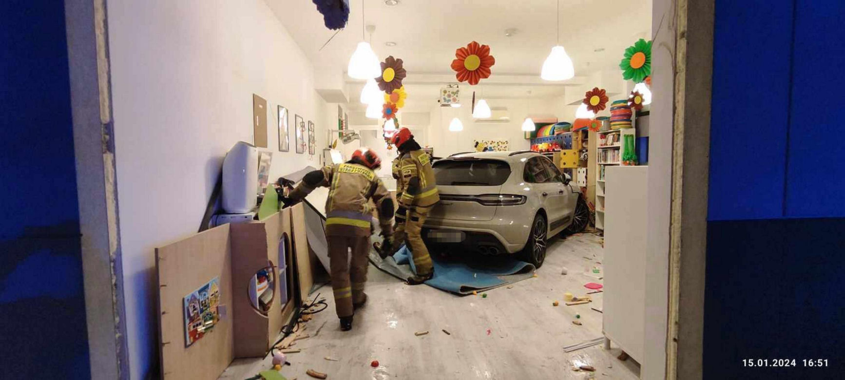 Porsche wjechało do żłobka. Kierująca pomyliła gaz z hamulcem