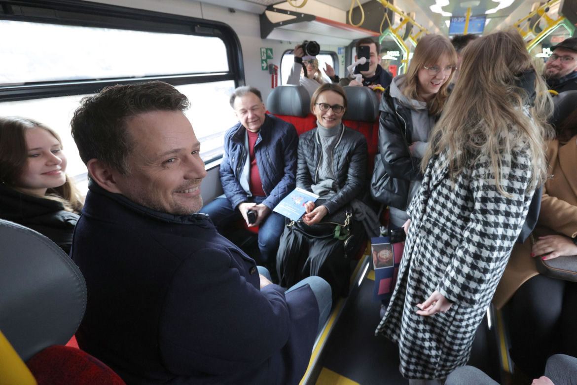 Rafał Trzaskowski spełnił niecodzienną prośbę uczniów. Pisał im usprawiedliwienia w pociągu!