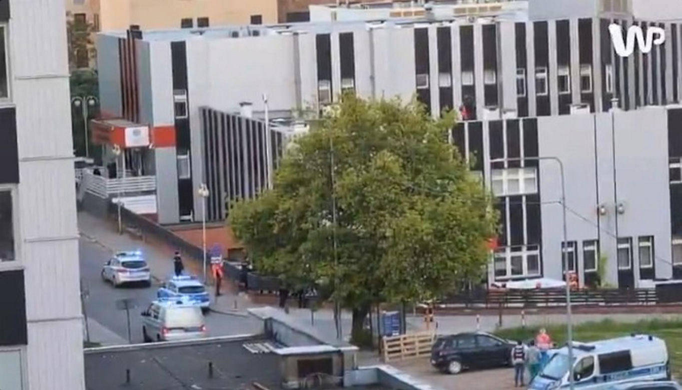 Mężczyzna chodził po dachu szpitala w Warszawie i spadł. Strażacy nie mogli rozłożyć skokochronu