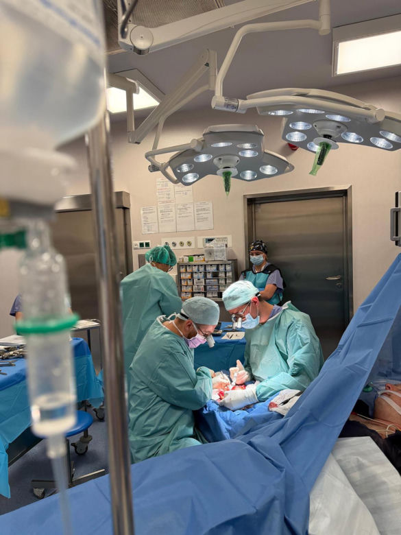 Lekarze z 5 Wojskowego Szpitala Klinicznego w Krakowie przyszyli oderwany kciuk panu Wojciechowi