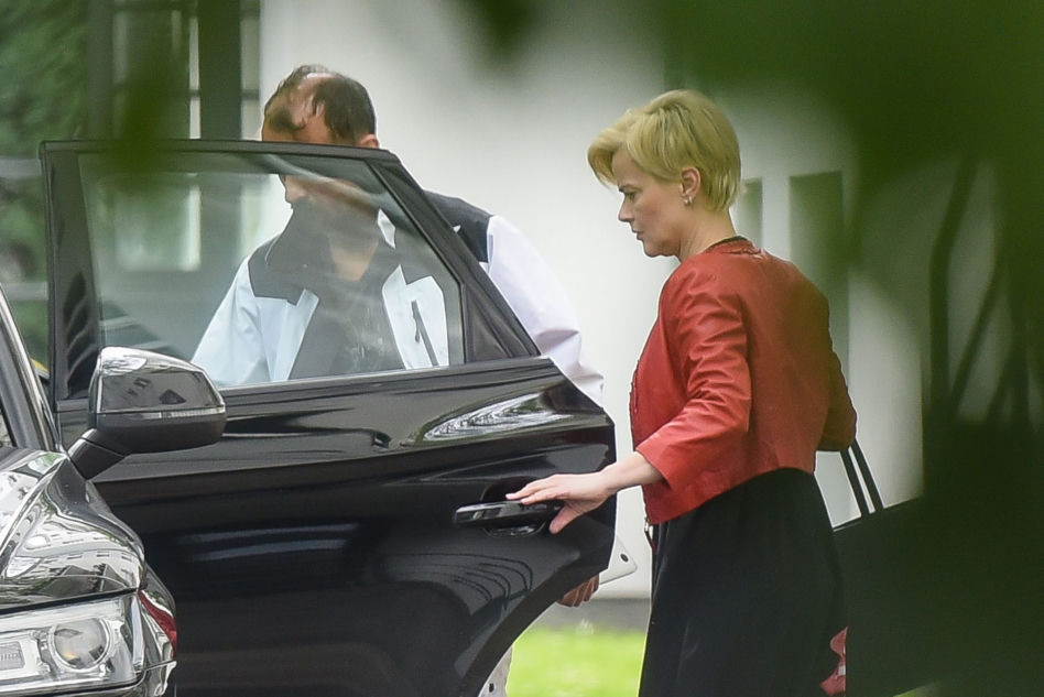 Monika Richardson usługuje ukochanemu